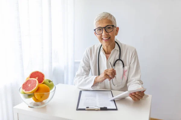 Retrato Una Hermosa Nutricionista Madura Sonriente Mirando Cámara Mostrando Frutas — Foto de Stock