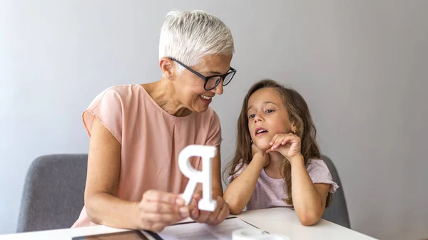 Chica Visitando Logopeda Terapeuta Mujer Madura Ayudando Las Niñas Ejercicio — Foto de Stock