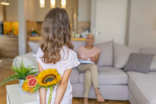 Nonna Nipote Con Dei Fiori Vista Posteriore Della Bambina Che — Foto Stock