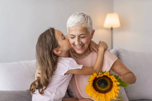 Piccola Nipotina Prescolare Baciare Felice Nonna Maggiore Sulla Guancia Dando — Foto Stock