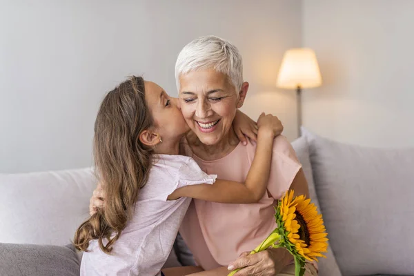 Cute Girl Dając Kilka Kwiatów Jej Babci Szczęśliwy Starszy Babcia — Zdjęcie stockowe