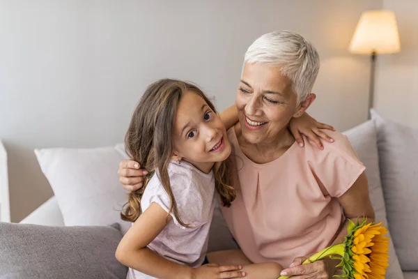 Primo Piano Ritratto Estivo Nonna Felice Con Nipote All Interno — Foto Stock