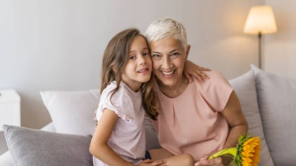 Närbild Sommar Porträtt Happy Mormor Med Barnbarn Inomhus Farmor Och — Stockfoto