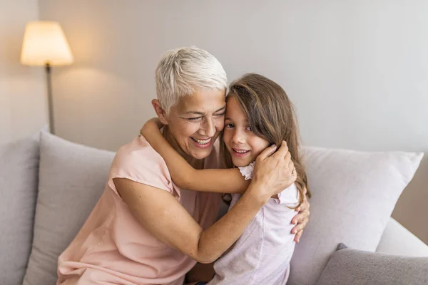 Närbild Porträtt Lilla För Skolan Barnbarn Kysser Kärleksfull Attraktiv Mormor — Stockfoto