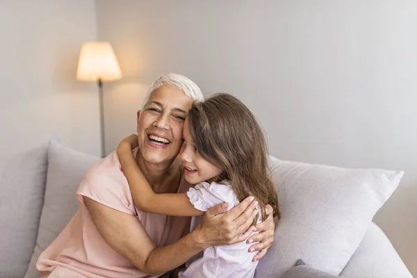 Petite Fille Mignonne Amusant Jouer Avec Grand Mère Souriante Embrassant — Photo