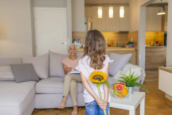 Bambina Che Tiene Fiori Che Fanno Sorpresa Nonna Congratulandosi Con — Foto Stock