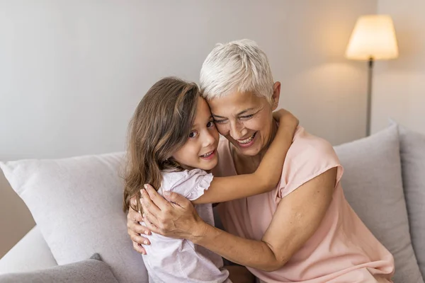 Prendersi Cura Sua Nonna Nipote Che Abbraccia Nonna Salotto Bella — Foto Stock
