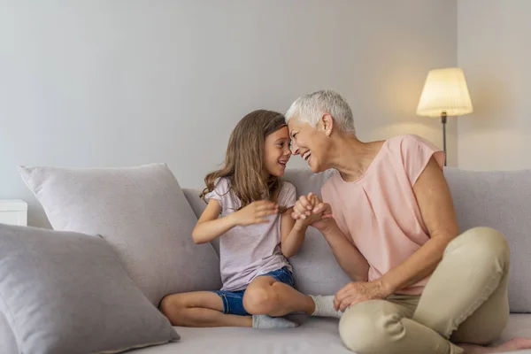 Felice Nonna Matura Mezza Età Nipotina Prescolare Toccando Nasi Ridere — Foto Stock