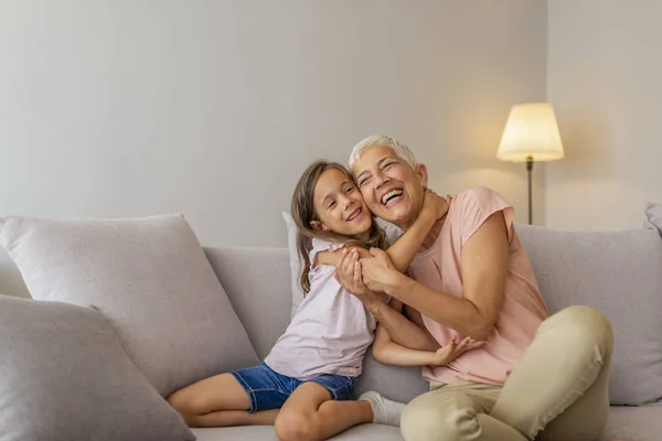 Oma Kleindochter Knuffel Klein Schattig Meisje Haar Grootmoeder Spendeert Tijd — Stockfoto