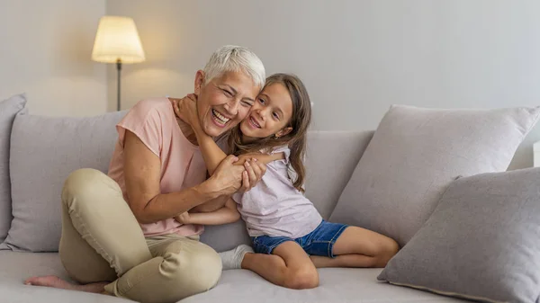 Nonna Nipote Abbracciano Piccola Ragazza Carina Sua Nonna Stanno Trascorrendo — Foto Stock