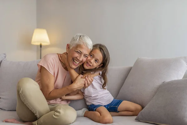 Szczęśliwa Starsza Kobieta Przytulanie Jej Piękne Wnuki Domu Portret Babci — Zdjęcie stockowe