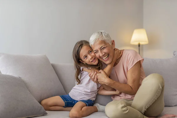 Kleindochter Omarmt Haar Grootmoeder Woonkamer Grootmoeders Geven Beste Knuffels Meisje — Stockfoto