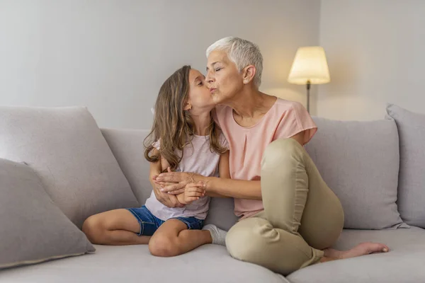 Nenek Dengan Cucunya Yang Lucu Cucu Perempuan Mencium Nenek Pipi — Stok Foto