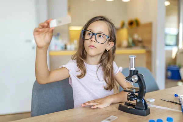 Retrato Pequeño Científico Curioso Hermosa Colegiala Primaria Utiliza Microscopio Para — Foto de Stock