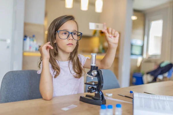 Une Petite Fille Confiante Utilise Microscope Maison Belle Écolière Utilise — Photo