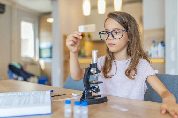 Niña Edad Preescolar Mira Microscopio Niño Jugando Ciencia Cocina Casa — Foto de Stock