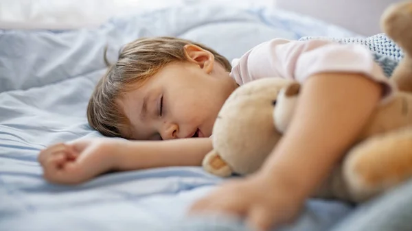 Aranyos Kisfiú Alszik Ágyban Otthon Alvó Baba Ágyban Kezében Egy — Stock Fotó