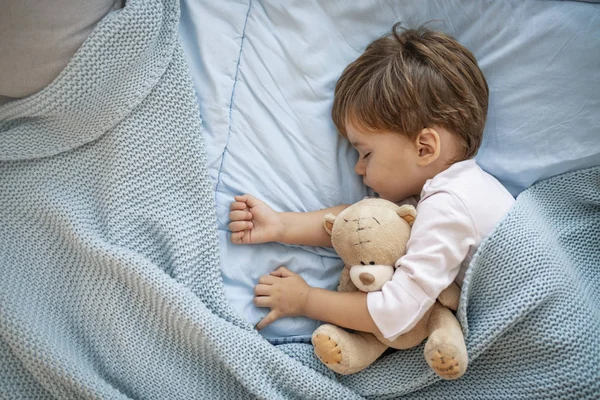Retrato Lindo Chico Dormido Bebé Dormido Feliz Despreocupado Concepto Casa —  Fotos de Stock