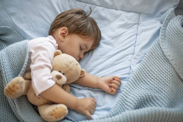 Söt Liten Unge Sova Liten Pojke Sover Sängen Söt Liten — Stockfoto