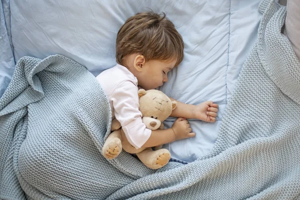 Foto Del Bambino Che Dorme Con Orsacchiotto Suo Posto Preferito — Foto Stock