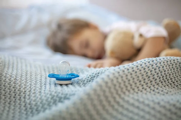 Baby Boy Alszik Mackó Cumi Ideje Aludni Fogalmát Fókuszban Cumi — Stock Fotó