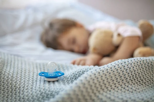 Bambino Che Dorme Con Orsacchiotto Ciuccio Ora Dormire Concentrati Sul — Foto Stock