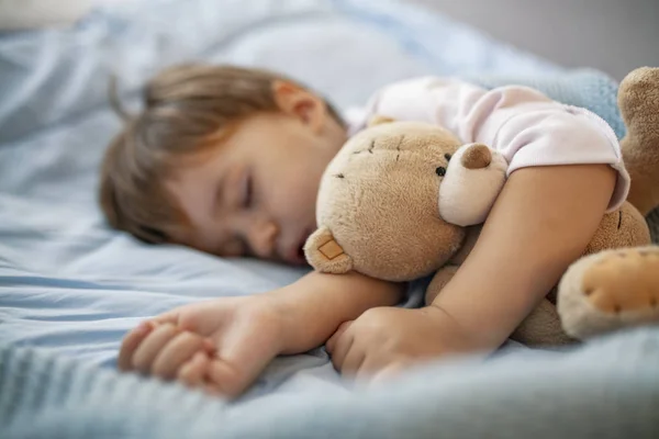 Здорова Дитина Мила Блондинка Малюк Спить Ліжку Тримає Свого Плюшевого — стокове фото