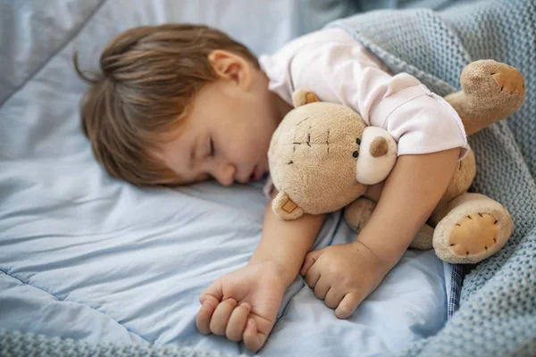 Egészséges Gyermek Legédesebb Szőke Kisgyermek Fiú Alszik Ágyban Gazdaságban Neki — Stock Fotó