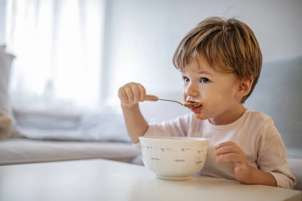 Chlapeček Krmí Nic Nepřekoná Lahodnou Snídani Opravdu Yummy Chlapeček Roky — Stock fotografie