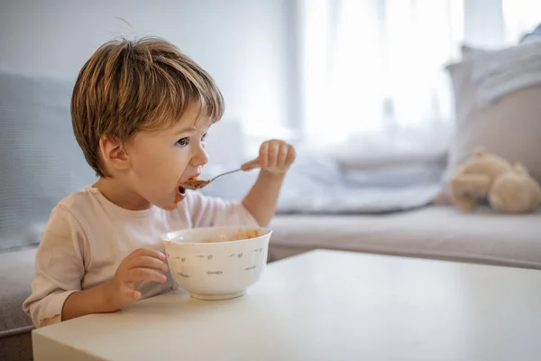 Malý Chlapec Který Jedl Těstoviny Šťastný Chlapec Požívaje Zdravého Jídla — Stock fotografie