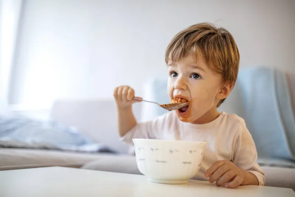 Chlapeček Krmí Nic Nepřekoná Lahodnou Snídani Opravdu Yummy Chlapeček Roky — Stock fotografie