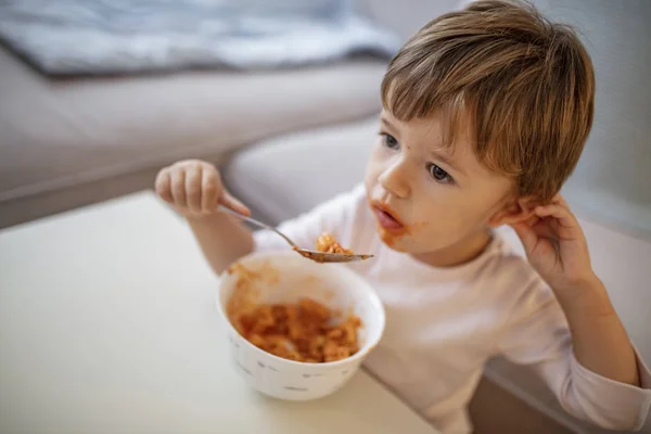 Chlapeček Krmí Nic Nepřekoná Lahodnou Snídani Opravdu Yummy Chlapeček Roky — Stock fotografie