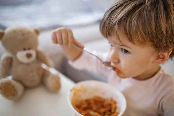 Дитячий Хлопчик Сам Себе Годує Ніщо Смачний Сніданок Дійсно Смачно — стокове фото