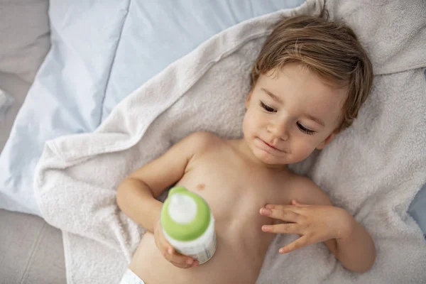 Bebé Bebiendo Leche Biberón Retrato Cerca Niño Sosteniendo Biberón Con —  Fotos de Stock