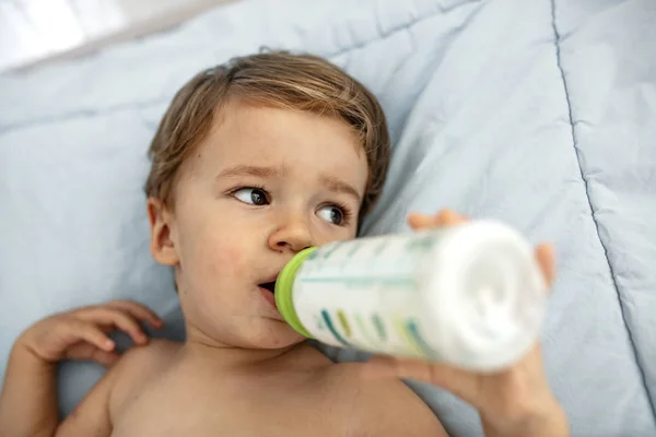 Ritratto Ravvicinato Del Bambino Che Trattiene Alimenta Latte Dalla Bottiglia — Foto Stock