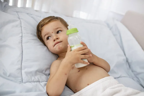 Menino Deitado Bebendo Uma Mamadeira Retrato Fechar Menino Segurando Alimentando — Fotografia de Stock