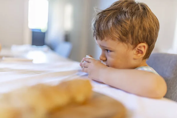 Roztomilá Chlapeček Jogurtem Pokus Sníst Sám Pojetí Výživy Dětí Rozkošný — Stock fotografie