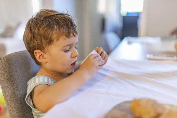 Маленький Милий Хлопчик Їсть Сам Йогурт Ранковий Сніданок Хлопчик Або — стокове фото