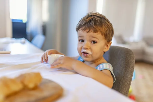 Маленький Милий Хлопчик Їсть Сам Йогурт Ранковий Сніданок Хлопчик Або — стокове фото