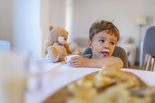 Милий Хлопчик Сидячи Кріслі Кухні Грає Іграшкою Плюшевого Ведмедя Йогурт — стокове фото