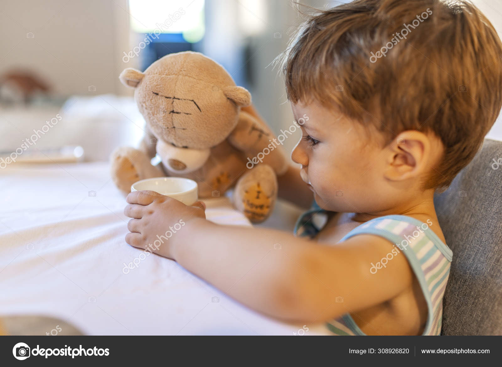 Rapazinho Giro Dar Leite Ursinho Peluche Brincando Com Ursinho Casa fotos,  imagens de © dragana.stock@gmail.com #308926820