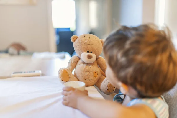 Милий Хлопчик Сидячи Кріслі Кухні Грає Іграшкою Плюшевого Ведмедя Йогурт — стокове фото