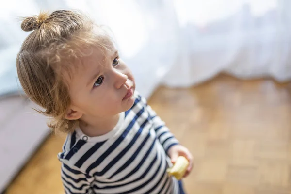 家でバナナを食べる少年 家庭で健康的な食べ物 バナナ を食べる美しい喜びの子供 小さな男の子 幸せな子供は新鮮な果物を食べて楽しみます 子供のための健康食品コンセプト — ストック写真