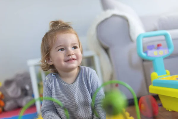 Portré Egy Gyönyörű Baby Boy Padlón Autós Játékok Éves Gyermek — Stock Fotó
