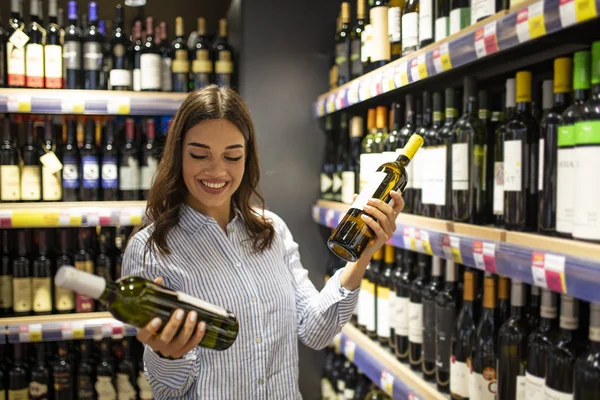 Wanita Melihat Wine Bottles Wanita Membeli Anggur Supermarket Wanita Memutuskan — Stok Foto