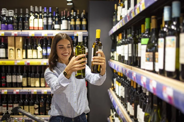 Mulher Com Garrafas Rosa Vinho Branco Loja Mulher Decidir Que — Fotografia de Stock