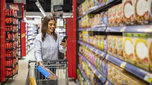 Frau Kauft Produkte Mit Ihrem Einkaufswagen Supermarkt Hübsche Junge Frau — Stockfoto