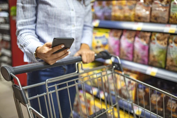 Daftar Belanja Wanita Dengan Smartphone Toko Belanja Bahan Makanan Peralatan — Stok Foto
