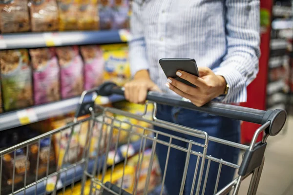 Lista Compras Mulher Com Smartphone Loja Compras Mercearia Gadgets Compras — Fotografia de Stock