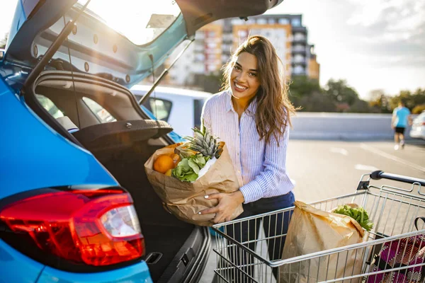 Glückliche Frau Die Nach Dem Einkauf Supermarkt Zum Auto Läuft — Stockfoto
